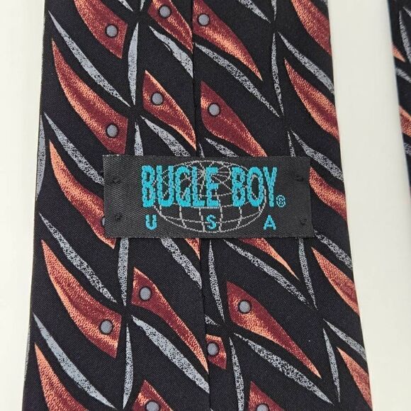 VINTAGE BUGLE BOY USA SILK TIE BLACK RED ABSTRACT PATTERN SMOOTH 4" X 57" - Picture 3 of 3